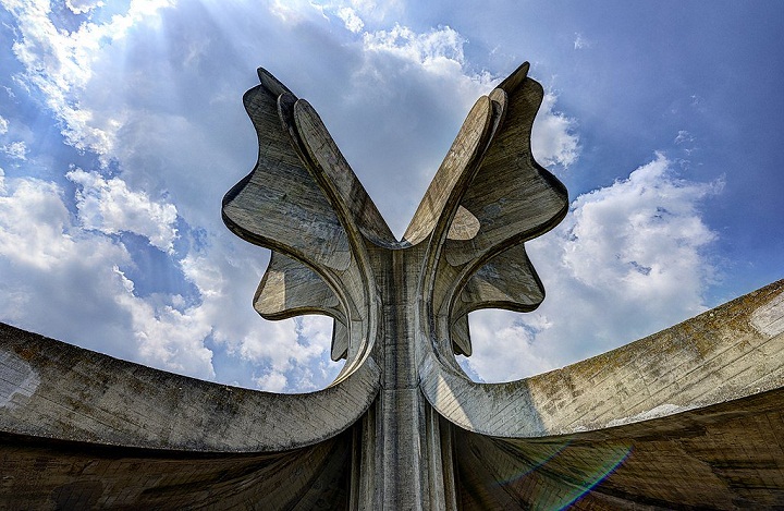 Мемориал Ясеновац на месте концентрационного лагеря