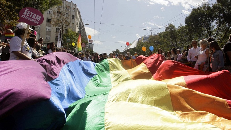 Участники Белградского гей-парада развевают радужный флаг в Белграде, Сербия, 17 сентября 2017 года